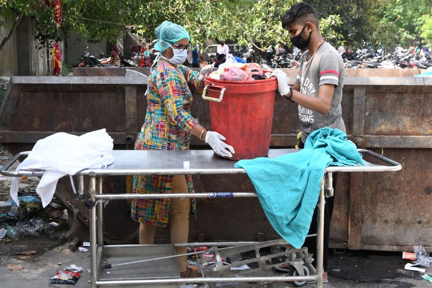 Nhân viên môi trường dọn rác thải y tế tại một bệnh viên ở Ấn Độ. Ảnh: Getty Images