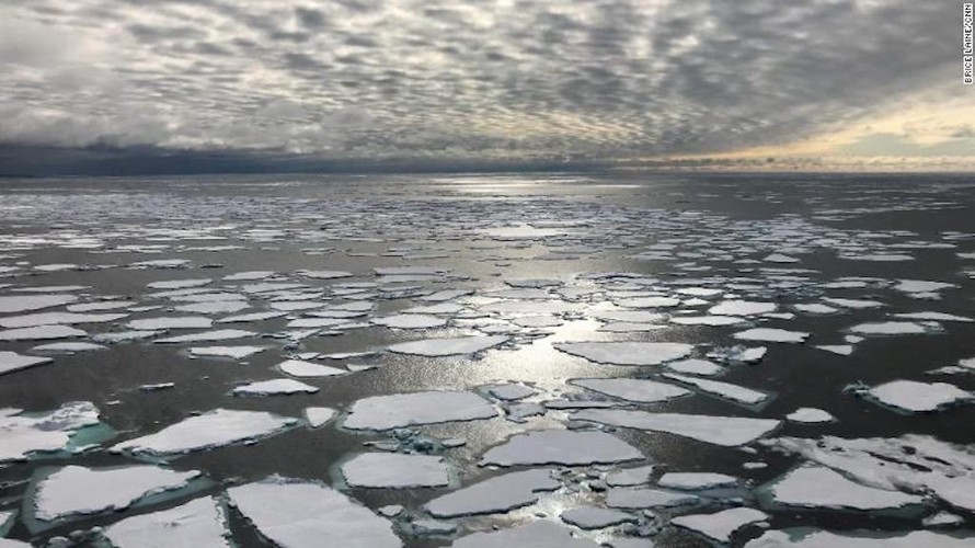 Băng biển vỡ trôi khỏi Bắc Cực ở giữa Greenland và Svalbard, Na Uy.