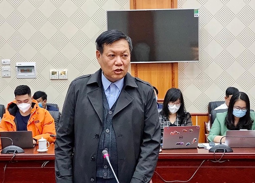 Thứ trưởng Bộ Y tế Đỗ Xuân Tuyên phát biểu trong cuộc họp với Ban chỉ đạo phòng, chống dịch Covid-19 tỉnh Hưng Yên. 