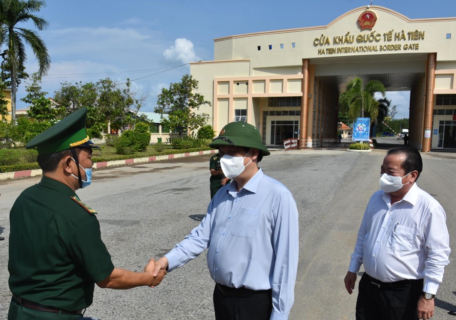 Bộ trưởng Bộ Y tế Nguyễn Thanh Long cùng đoàn công tác thăm và kiểm tra tại Cửa khẩu Quốc tế Hà Tiên- Kiên Giang