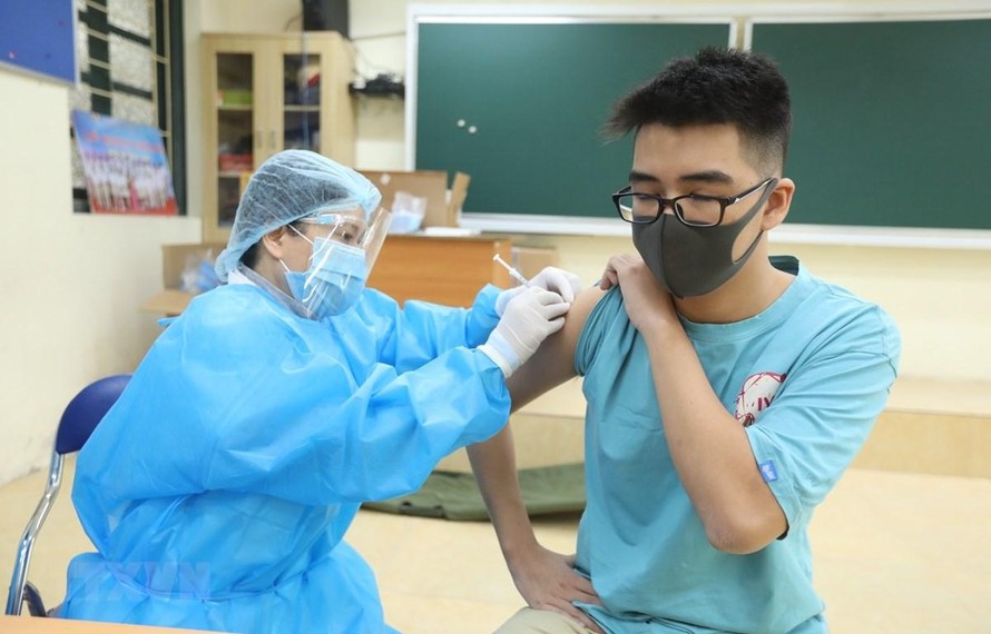 Tính đến nay, toàn TP. Hà Nội đã tiêm được 31.082 mũi vaccine phòng COVID-19 cho học sinh lớp 10, 11, 12. (Ảnh minh hoạ)