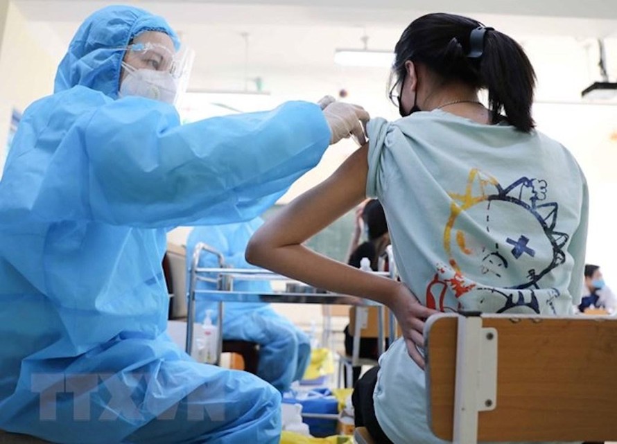 Việt Nam đang nỗ lực đẩy nhanh tiêm vaccine phòng COVID-19 cho trẻ từ 12-17 tuổi . 