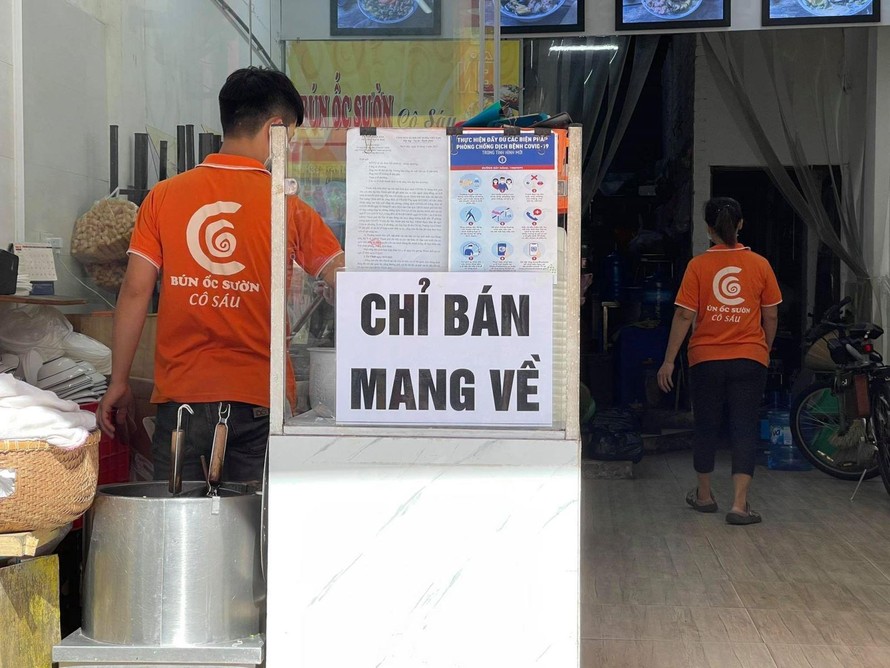 Sau khi chuyển thành vùng cam, UBND quận Hai Bà Trưng yêu cầu các nhà hàng, cơ sở kinh doanh dịch vụ ăn uống chỉ được bán hàng mang về. (Ảnh minh hoạ)