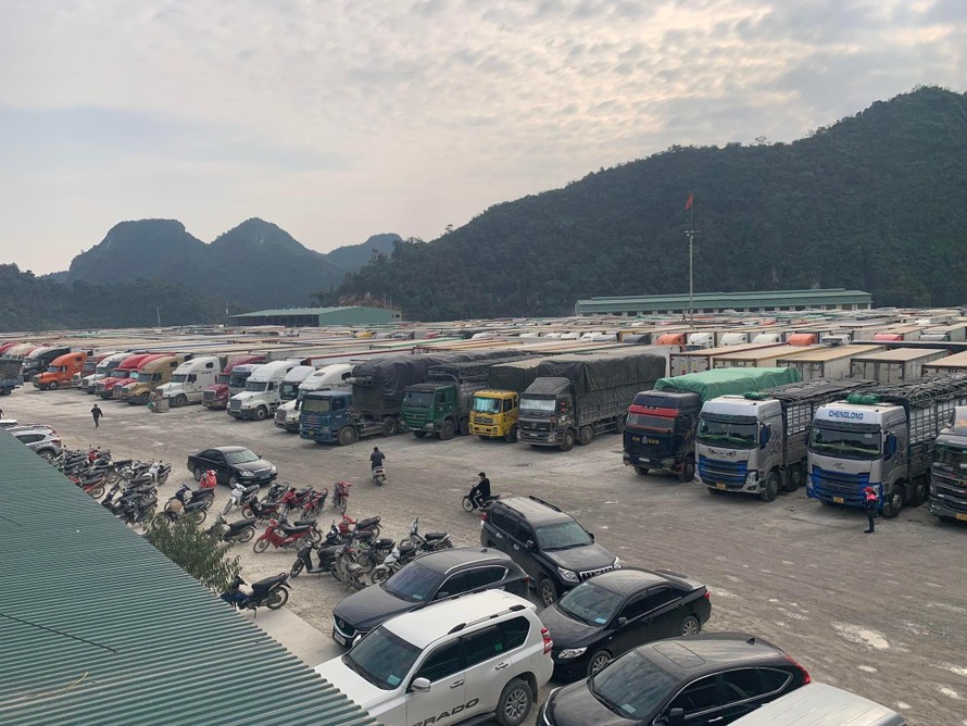 Hơn nghìn xe container vẫn đang ùn ứ tại các cửa khẩu ở Lạng Sơn