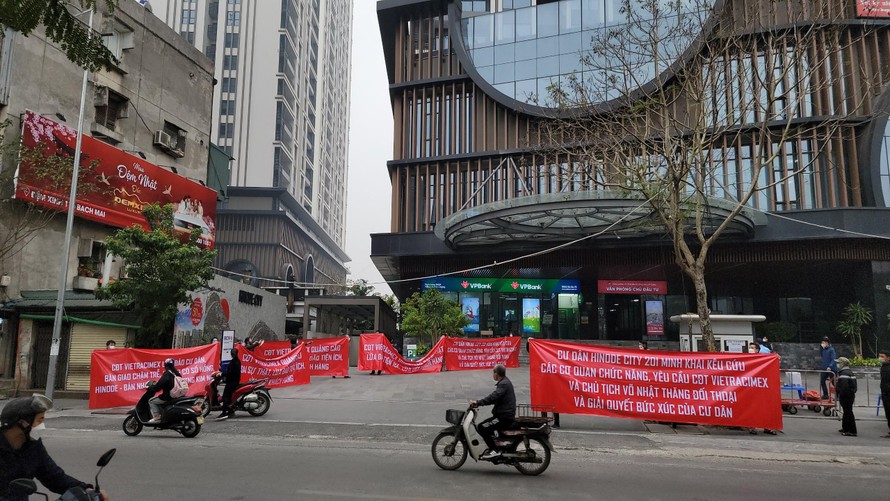 Chiều ngày 1/3, hàng trăm cư dân sống tại dự án Hinode City (201 Minh Khai, phường Minh Khai, quận Hai Bà Trưng, Hà Nội) đã cùng nhau “xuống đường”, mang theo nhiều băng rôn, khẩu hiệu với nội dung yêu cầu phản đối chủ đầu tư và "đòi" sổ hồng.