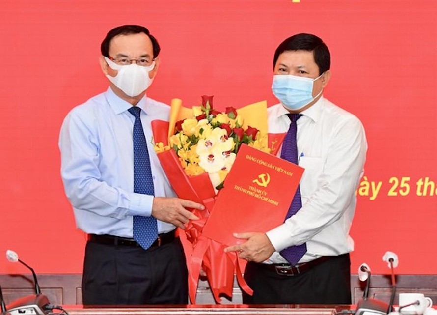 Bí thư Thành ủy TPHCM Nguyễn Văn Nên trao quyết định và chúc mừng đồng chí Huỳnh Cách Mạng.