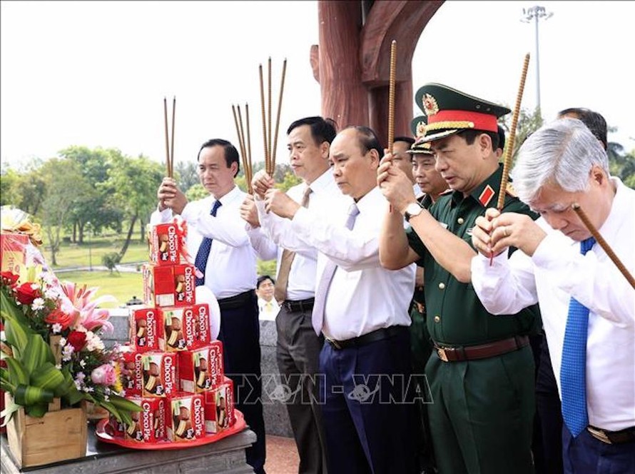 Chủ tịch nước Nguyễn Xuân Phúc dâng hương tưởng niệm các Anh hùng liệt sĩ tại Thành cổ Quảng Trị. 