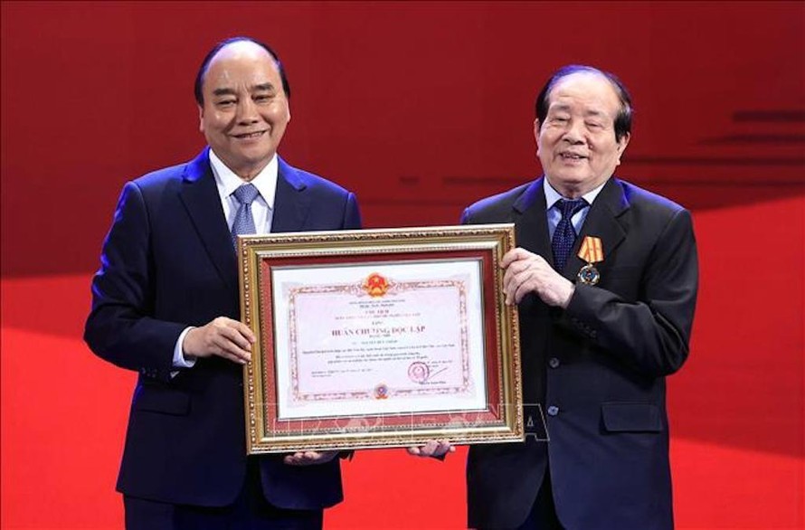 Chủ tịch nước Nguyễn Xuân Phúc trao tặng Huân chương Độc lập Hạng Nhì cho Nhà thơ Nguyễn Hữu Thỉnh. 