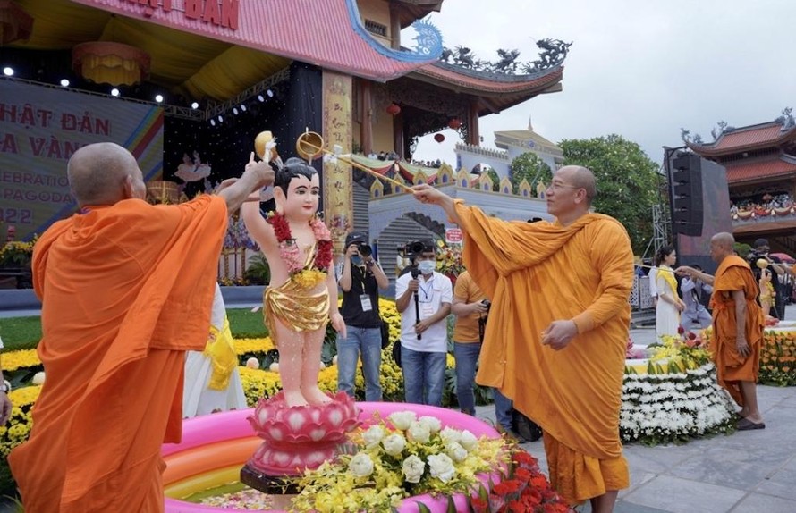 Các Chư Tăng thực hiện nghi thức tắm Phật trong Đại lễ Phật đản 2022 tại Chùa Ba Vàng (tỉnh Quảng Ninh).