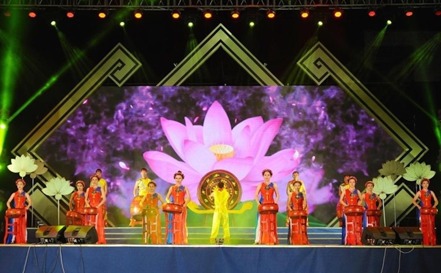 Chương trình nghệ thuật “Người mẹ Làng Sen” đã khắc họa ý nghĩa nhân văn cao quý của hình tượng hoa sen, hình tượng người mẹ - Bà Hoàng Thị Loan - thân mẫu Chủ tịch Hồ Chí Minh. 