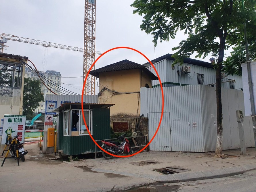 Một trong hai chiếc lô cốt (chòi canh gác) nằm ở giáp mặt phố Nguyễn Thái Học - phần còn lại của Khu Trại giam Nhà Tiền - Di tích cách mạng kháng chiến đã được xếp hạng. (Ảnh chụp thời điểm tháng 5/2022).