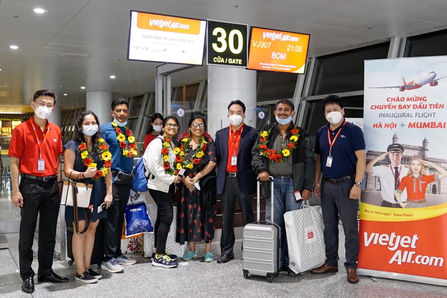 Lãnh đạo và phi hành đoàn Vietjet chào đón những hành khách trên chuyến bay đầu tiên từ Hà Nội đến Mumbai tại sân bay quốc tế Nội Bài.