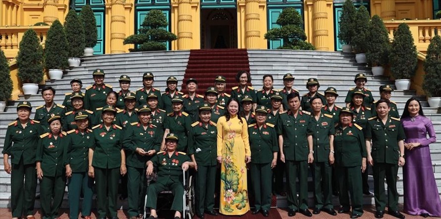 Phó Chủ tịch nước Võ Thị Ánh Xuân chụp ảnh lưu niệm với Đại đội nữ lái xe Trường Sơn nhân kỷ niệm 73 năm Ngày truyền thống ngành Vận tải quân sự.