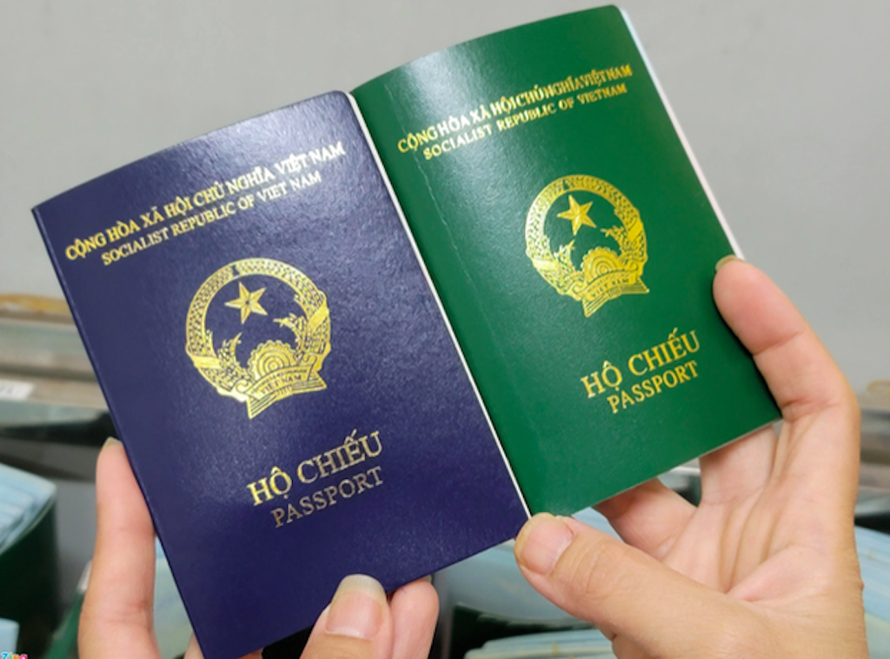 Mẫu hộ chiếu phổ thông mới (trái) và mẫu cũ.