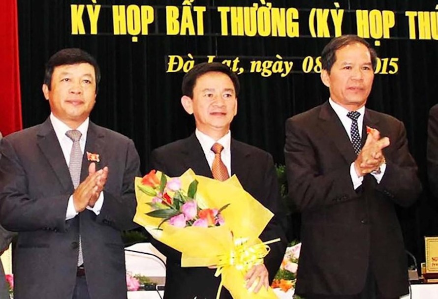 Ông Phan Văn Đa (giữa) được bầu làm Phó Chủ tịch UBND tỉnh Lâm Đồng vào năm 2015.
