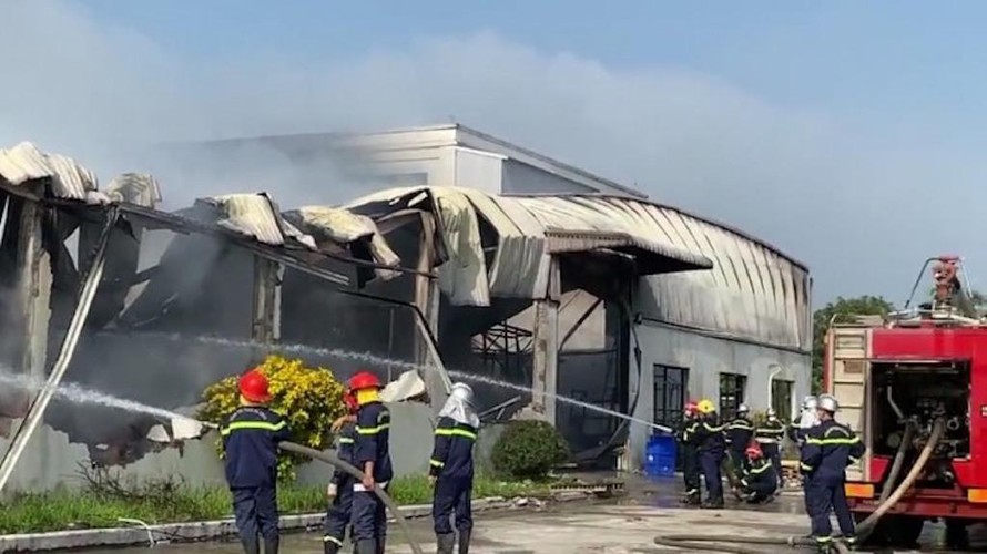 Hiện trường vụ cháy nhà xưởng tại Khu công nghiệp Quang Minh (huyện Mê Linh, Hà Nội). 
