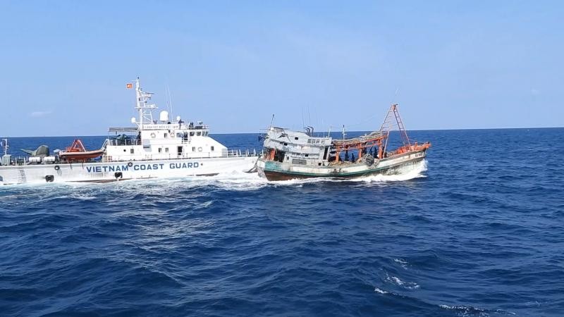 Tàu Cảnh sát biển Việt Nam tuần tra, kiểm soát trên biển, kịp thời phát hiện nhiều tàu cá vi phạm vùng biển Việt Nam. 