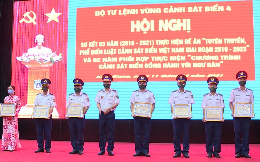 Đại tá Trần Văn Lượng - Phụ trách Tư lệnh Vùng Cảnh sát biển 4 tặng Giấy khen cho các cá nhân. Ảnh: Khánh Nhân 