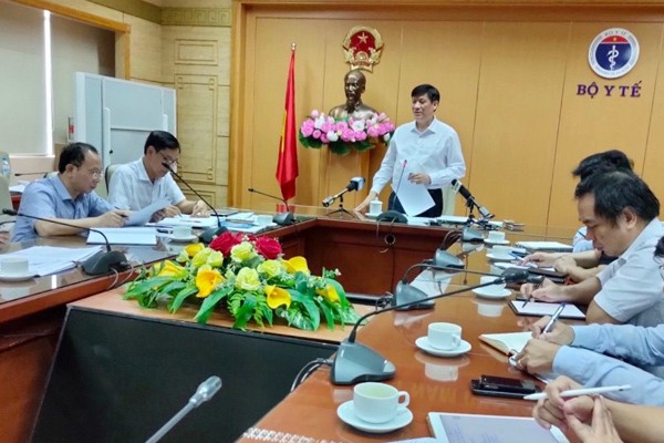 GS. Nguyễn Thanh Long, quyền Bộ trưởng Bộ Y tế chủ trì cuộc họp khẩn chống dịch bạch hầu chiều tối 7/7. (Ảnh: VOV)
