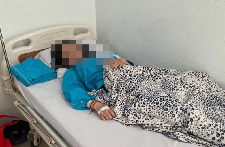 Nữ sinh N.T.N.Y đang được điều trị tại Bệnh viện Nhi Đồng 2. (Ảnh: Báo Pháp luật TP.HCM) 