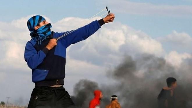 Một người Palestin được cho là đang dùng súng cao su bắn đá vào máy bay không người lái của Israel. (Ảnh: An ninh Thủ đô) 
