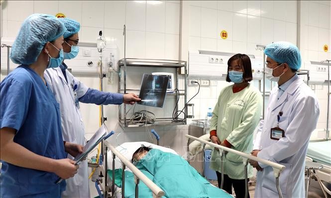 Các bác sỹ Bệnh Sản Nhi Bắc Ninh thăm khám cho bệnh nhi sau ca phẫu thuật kéo dài 4 giờ. Ảnh: Đinh Văn Nhiều/TTXVN