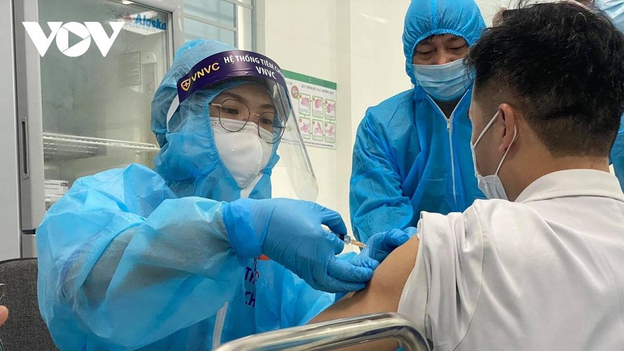 Những nhân viên y tế đầu tiên được tiêm vaccine ngừa Covid-19 tại Việt Nam. (Ảnh: VOV)