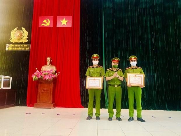 Hai cán bộ công an quận nhận bằng khen của Chủ tịch Ủy ban Nhân dân thành phố Hà Nội vì hành động dũng cảm. (Nguồn: Tuổi trẻ Thủ đô)