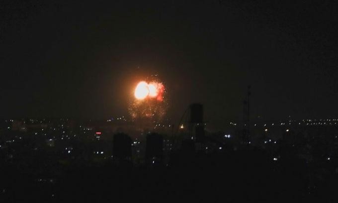 Khói và lửa bốc lên sau cuộc không kích của Israel ở phía bắc Dải Gaza hôm 17/6. Ảnh: Reuters.
