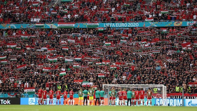 Hình ảnh toàn bộ cầu thủ Hungary đứng trước người hâm mộ, cùng hát vang bài ca cổ động sau khi nhận thất bại 0-3 trước Bồ Đào Nha (Ảnh: Hungary Today)