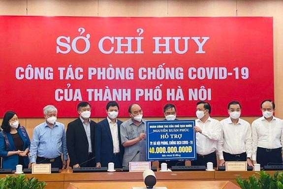 Ông Phạm Quang Thắng – Phó Tổng Giám đốc Techcombank, thứ ba từ trái sang – tại lễ trao tặng hỗ trợ đến thủ đô Hà Nội trong công tác phòng chống dịch Covid 19.