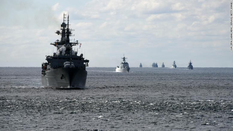 Tàu chiến của Nga và Trung Quốc trong cuộc tuần tra chung gần lãnh hải Nhật Bản ngày 18/10. (Ảnh: CNN)
