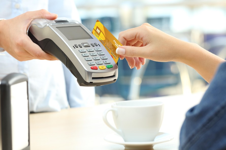 Với nhiều tính năng và tiện ích, thẻ tín dụng đang dần trở thành xu thế thanh toán hiện đại, thông minh.