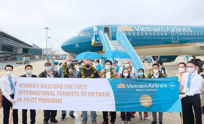 Những du khách quốc tế đầu tiên đến Quảng Nam chụp hình lưu niệm sau khi xuống máy bay. (Ảnh: Người lao động)