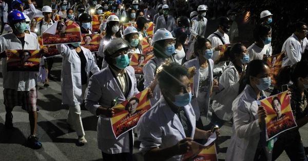 Nhân viên y tế và sinh viên tham gia cuộc biểu tình phản đối đảo chính quân sự. (Ảnh: AFP)