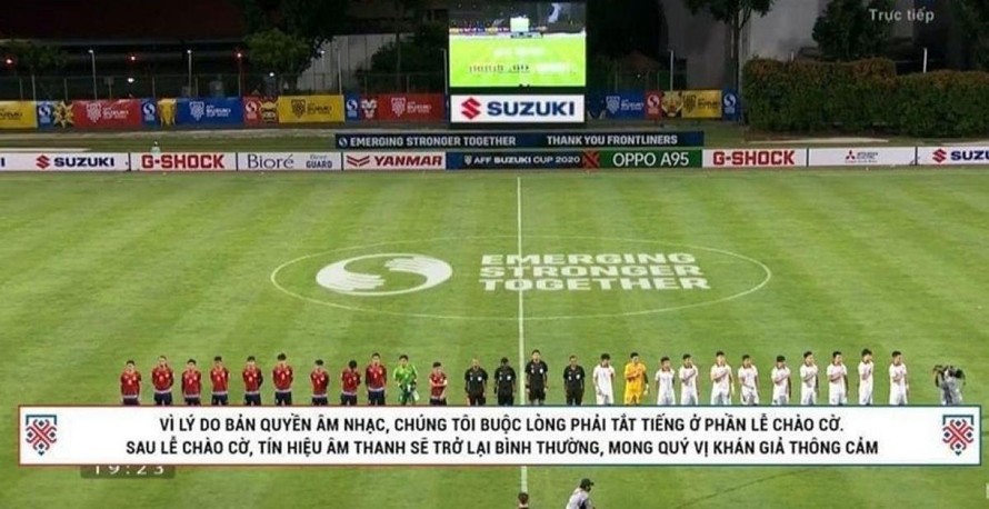 Quốc ca Việt Nam bị tắt tiếng "vì lý do bản quyền âm nhạc" trong phần lễ chào cờ của đội tuyển Việt Nam trong trận gặp Lào hôm 6/12. (Ảnh chụp màn hình)