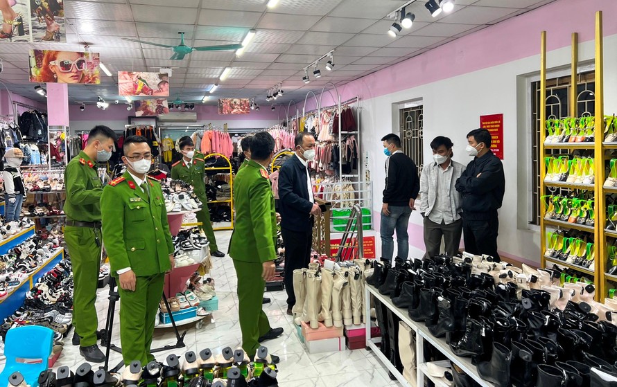 Lực lượng chức năng đang kiểm tra, thu giữ hàng hóa tại shop Mai Hường. (Ảnh: Vietnamnet)