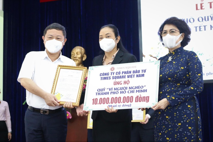 Bà Tô Thị Bích Châu, Chủ tịch Ủy ban MTTQ Việt Nam Thành phố và ông Dương Anh Đức, Phó Chủ tịch UBND Thành phố trao thư cảm ơn cho đại diện các đơn vị, doanh nghiệp ủng hộ Quỹ "Vì người nghèo" của Thành phố. (Ảnh: Thanh Niên)