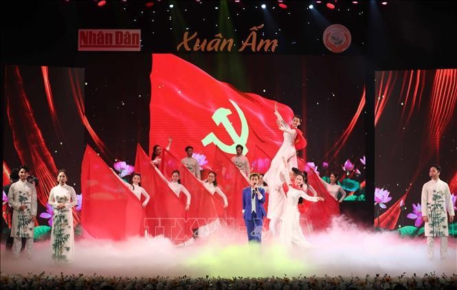 Liên khúc hát, múa "Việt Nam quê hương tôi", "Tuổi xuân dâng Đảng" mở màn chương trình. (Ảnh: TTXVN)