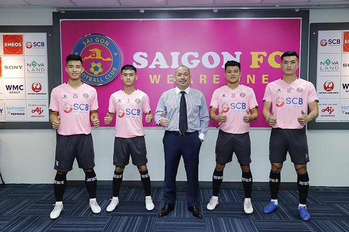 Ông Trần Hòa Bình, Chủ tịch CLB Hà Nội và 4 cầu thủ sẽ sang Nhật Bản thi đấu. (Ảnh: Bongdaplus)