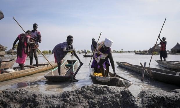 Người dân Nam Sudan đang xây đê bằng bùn để ngăn lũ lụt. (Ảnh: AP)