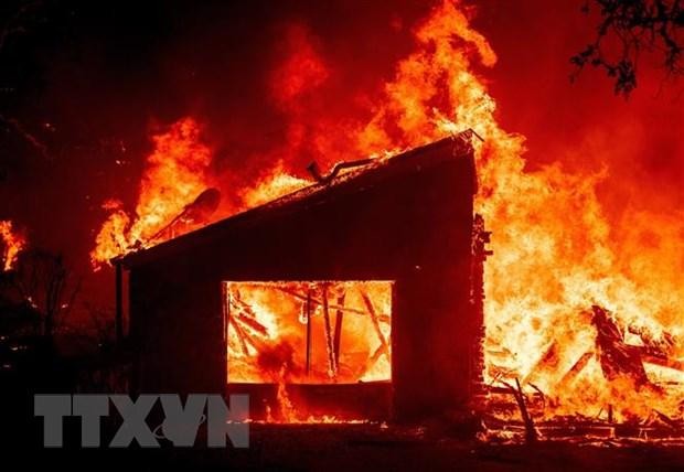 Cháy rừng dữ dội tại California, Mỹ ngày 27/9/2020. (Ảnh: AFP/TTXVN)
