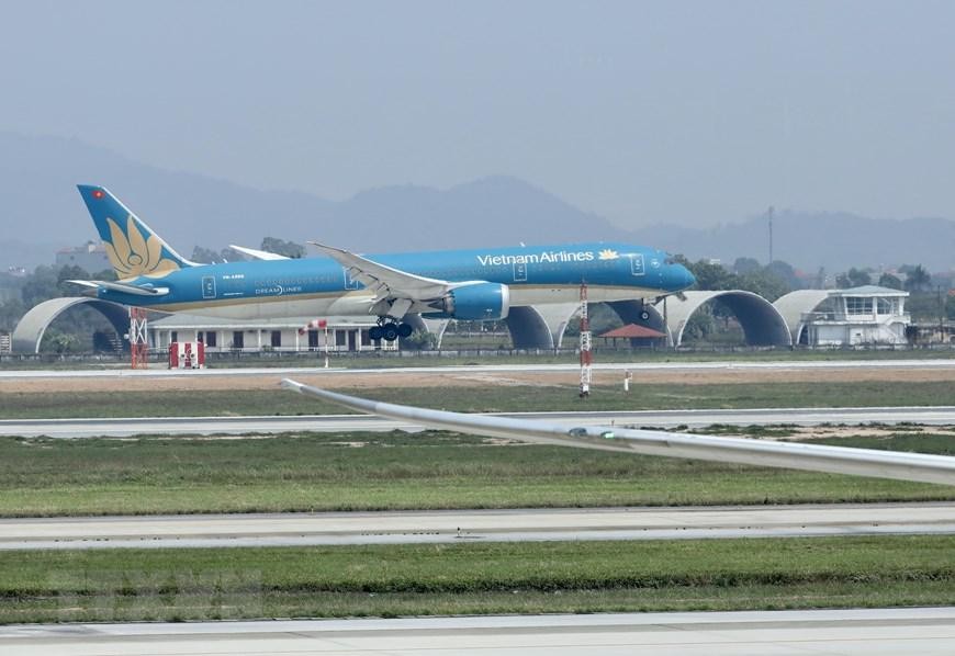 Chuyên cơ của Vietnam Airlines đưa các kiều bào hạ cánh xuống Sân bay Quốc tế Nội Bài. (Ảnh: Lâm Khánh/TTXVN)