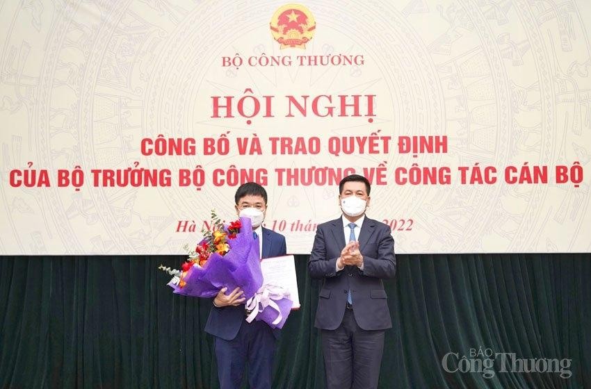 Bộ trưởng Nguyễn Hồng Diên trao quyết định bổ nhiệm Phó Tổng Biên tập Báo Công Thương Nguyễn Văn Minh. (Ảnh: Báo Công Thương0