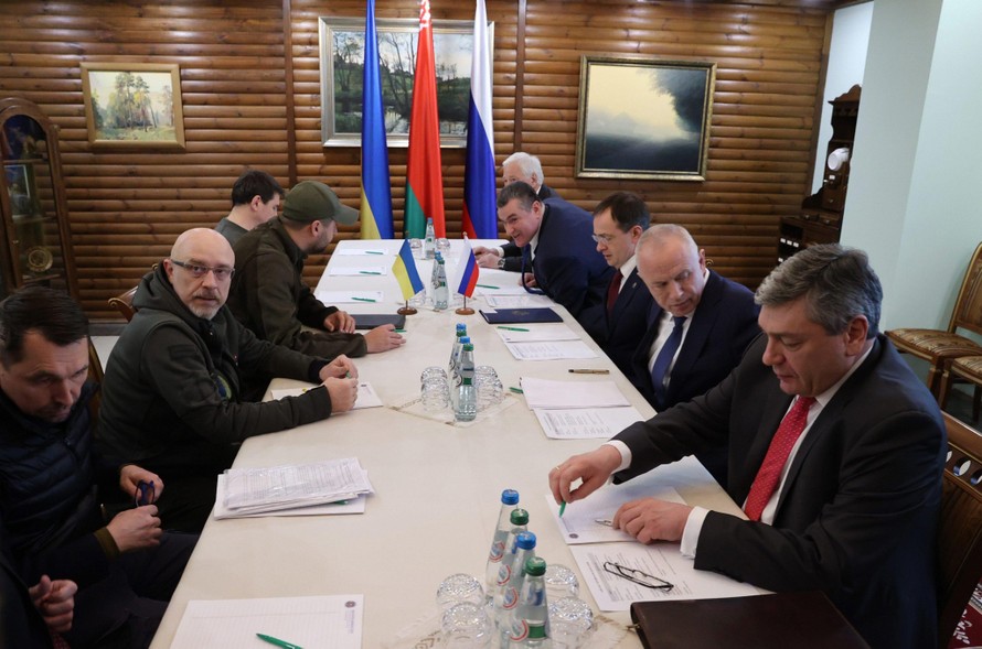 Toàn cảnh vòng đàm phán thứ hai giữa phái đoàn Nga và Ukraine tại vùng Belovezhskaya, Belarus ngày 3/3/2022. (Ảnh: THX/TTXVN)