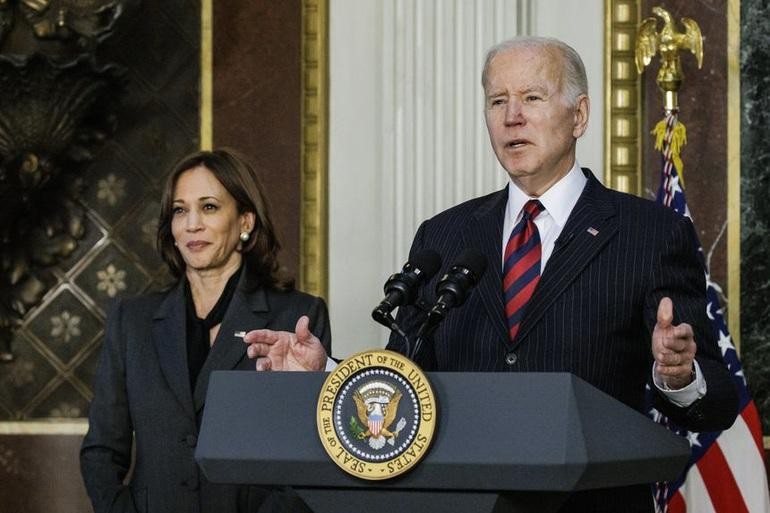 Tổng thống Mỹ Joe Biden và Phó Tổng thống Kamala Harris phát biểu tại Nhà Trắng hôm 15/3 (Ảnh: Bloomberg).