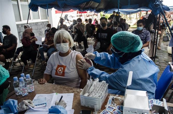 Nhân viên y tế tiêm vaccine phòng COVID-19 cho người cao tuổi ở Yogyakarta, Indonesia, ngày 24/3/2022. Ảnh: THX/ TTXVN 
