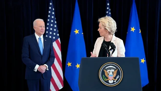 Tổng thống Mỹ Joe Biden (trái) và Chủ tịch EC Ursula von der Leyen (phải). Ảnh: CNBC.