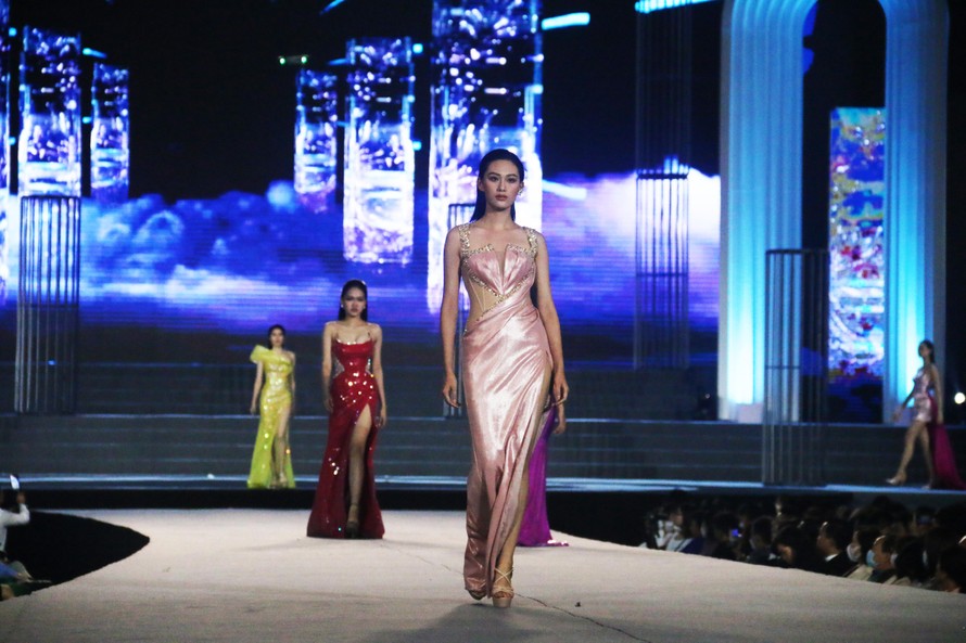 Các thí sinh thuộc top 64 Miss World Vietnam 2022 thực hiện phần thi trình diễn thời trang của mình. (Ảnh: Việt Khôi)
