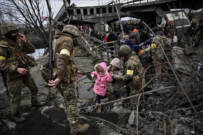 Người dân Ukraine sơ tán tránh chiến sự tại thành phố Irpin, phía Tây Bắc Kyiv, Ukraine ngày 5/3/2022. Ảnh: AFP/TTXVN 